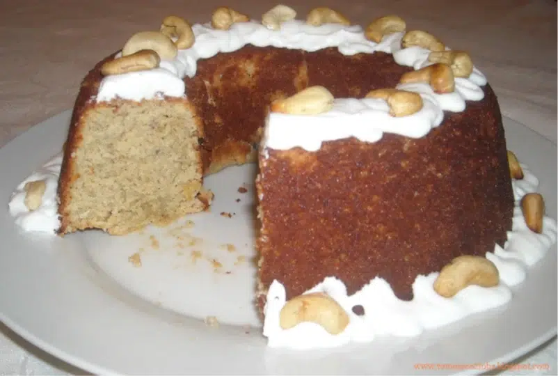 Bolo de Castanha de Caju com Chantilly